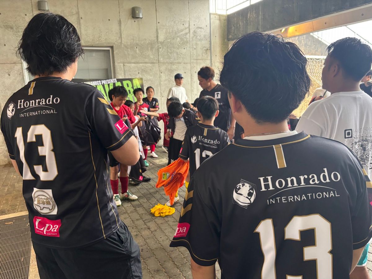 WAKABA杯の会場で、背面にHonrado Internationalのロゴが入った大会Tシャツを着た参加者