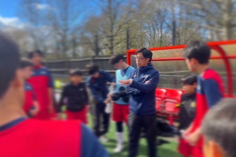 英国遠征で、代表が選手たちに声をかける様子