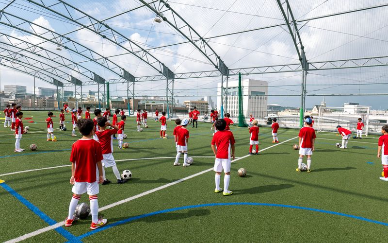 屋上のピッチで行われたサッカーキャンプの練習風景