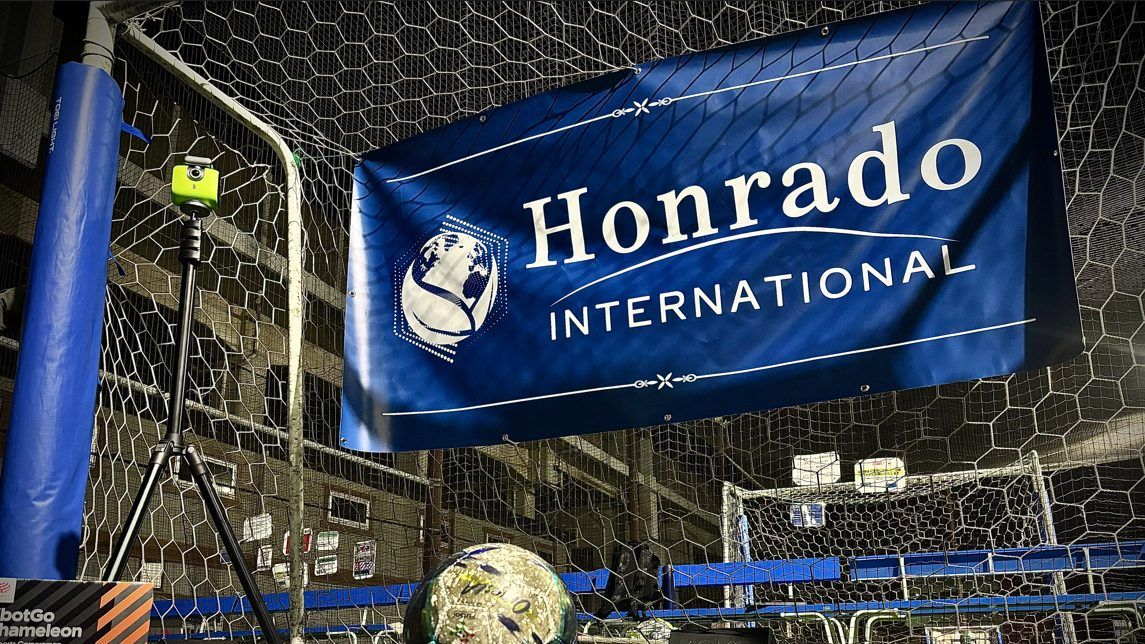 フットサル会場のゴール裏に掲げたHonrado Internationalのバナー
