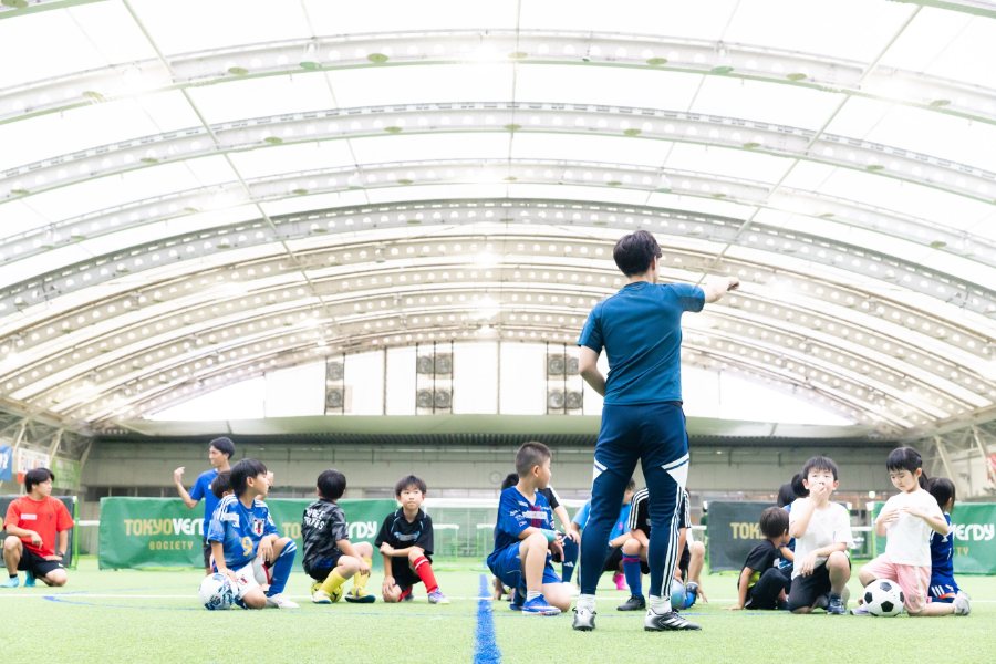 サッカークリニックで指導する代表(Instagramの投稿へ)